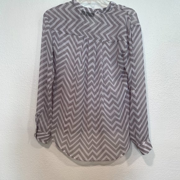 NWOT a.n.a. HiLo Tunic 1/4 Button Up Semi Sheer Top Gray White Chevron Sz Small - Picture 2 of 9